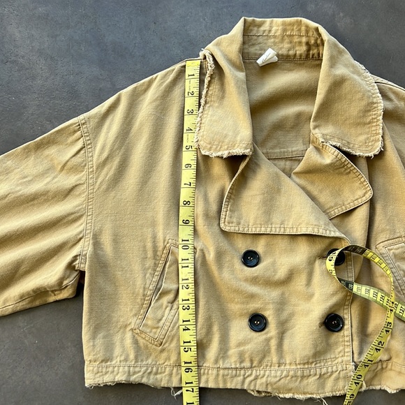Cropped light cargo jacket. - Picture 5 of 7